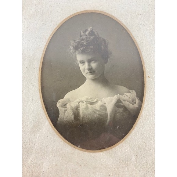 Antique Young Woman Portrait Photograph Victorian Oval Gold Frame Sepia 9.5x7.5 - Picture 3 of 8